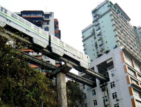 Egy lakótömbön keresztül halad a vasútvonal