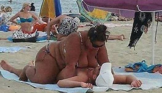 Pirike éppen meghálálja Gézának, hogy elvitte a tengerpartra