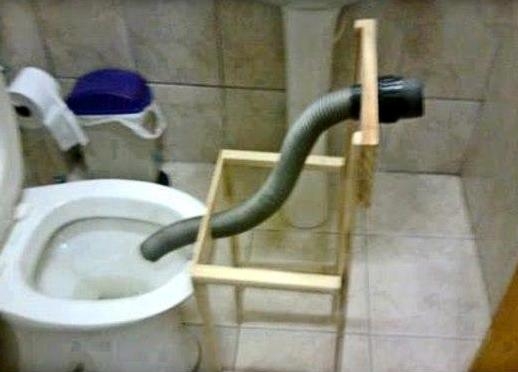 Egy kis segítség a kocsmai WC-ben