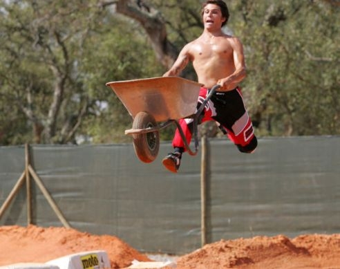 Ember, mit rohangál azzal az üres talicskával?!