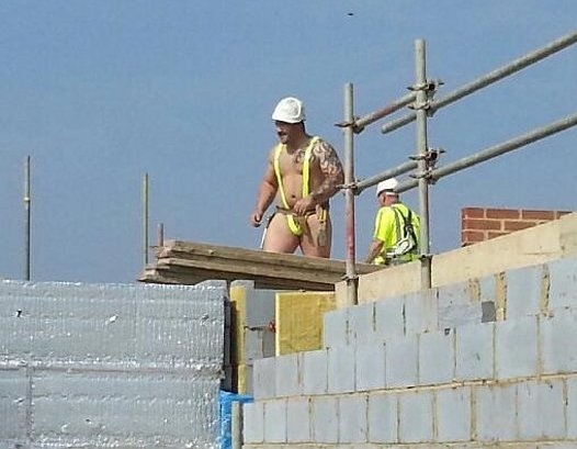 Eközben az építkezésen...