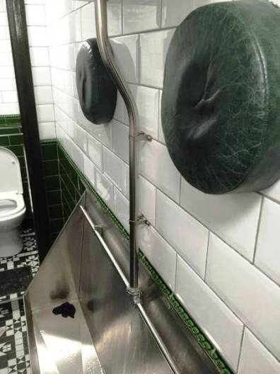 Egy rendes kocsmai WC-ben erre is figyelnek