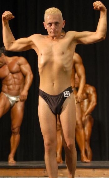 Feszít, mint kölyök szöcske a harangvirágon...