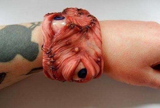 Egy bizarr karkötő