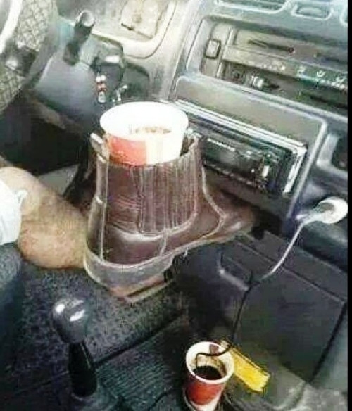 Nem minden autóban van gyárilag pohártartó