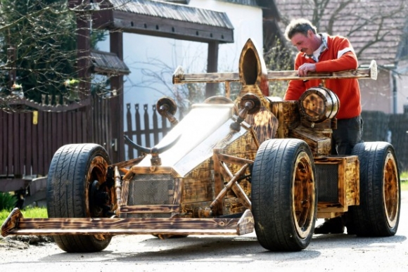 Fenyőpadlóból versenyautót?