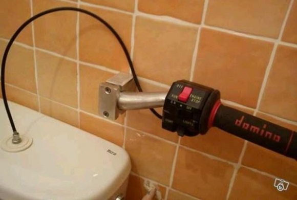 Egy vérbeli motorosnál, ilyen otthon a klotyó!