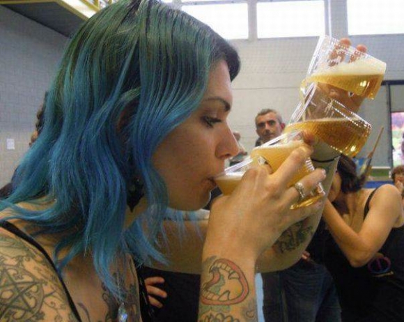 Közben a fesztiválon elfogyott a korsó