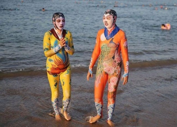 Még a kínai nők is kiélvezik a strandidőt...