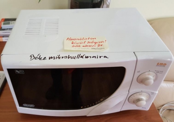 Valahol vidéken, egy tárgyalóban...