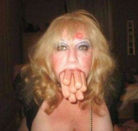 Icuka biztosra akar menni a társkereső oldalon