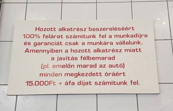 Eközben egy szerelőműhelyben