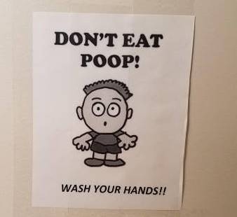 Valahol egy suli WC kijáratnál