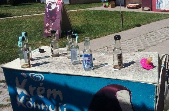 Büfé előtti életkép - Tóalmás