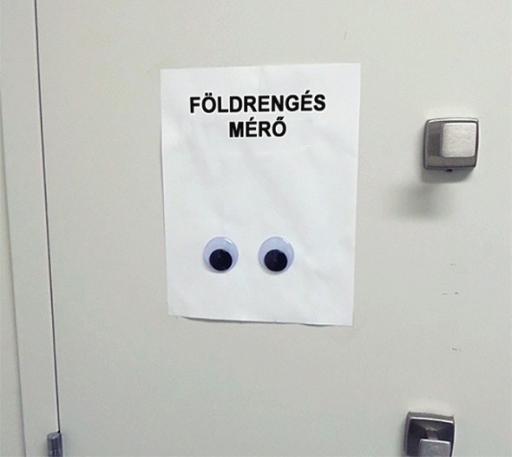 Eközben az irodában...