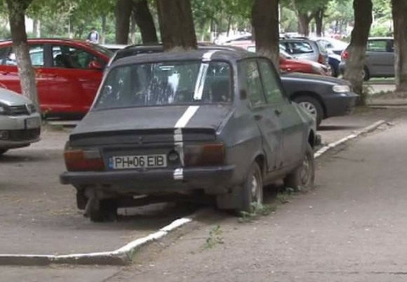 A főnök azt mondta, hogy fessük végig azt a csíkot...