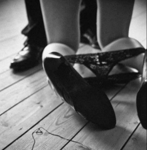 Vetkőzz drágám, mondani akarok valamit...A bugyit is, mert fontos!