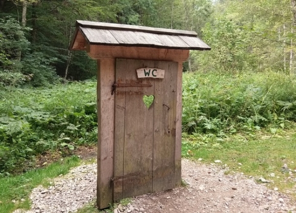 Öko WC a sógoroknál, fenyő illatú légfrissítővel