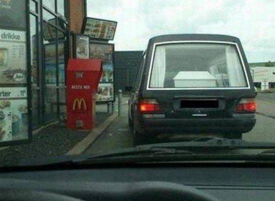 Eközben az autós Mekinél