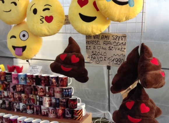 Eközben egy falusi búcsúban