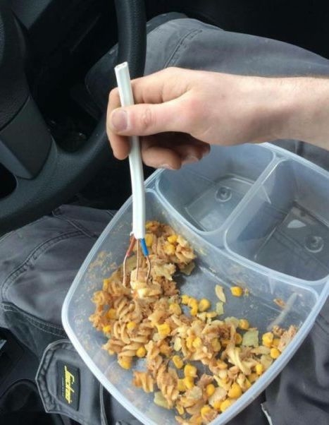 Amikor egy villanyszerelő, munka közben ebédel