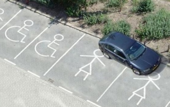 Lenne egy tippem, a hajszínt illetően :P