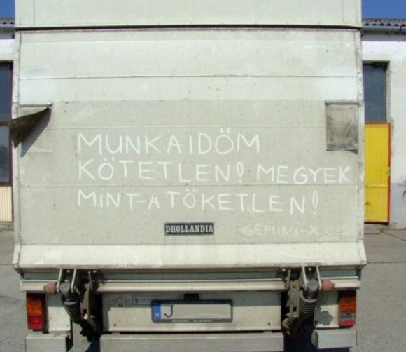 Feliratok autók hátulján