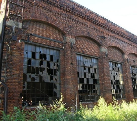 Néha szívesen lennék, egy régi gyárépület ablaka