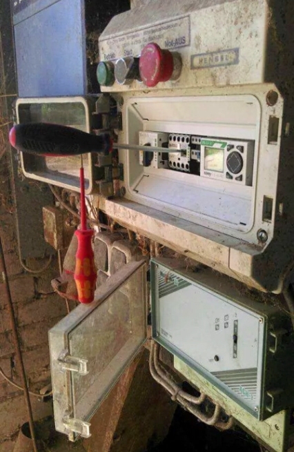 Nyugi értek hozzá, villanyszerelő vagyok!