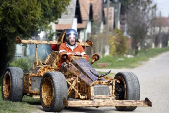 Fából faragott F1-autó
