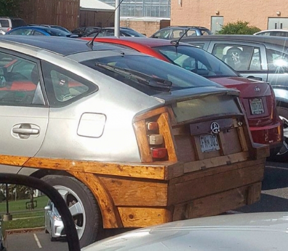 Főnök! Milyen extrák vannak az autóban?