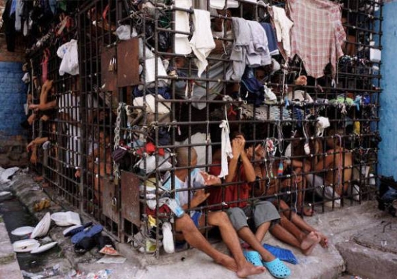 Ez pedig egy salvadori börtön...