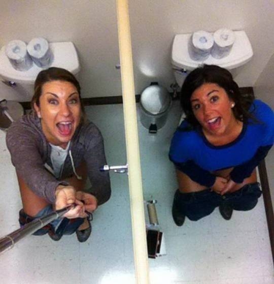 Páros szelfi a budiban