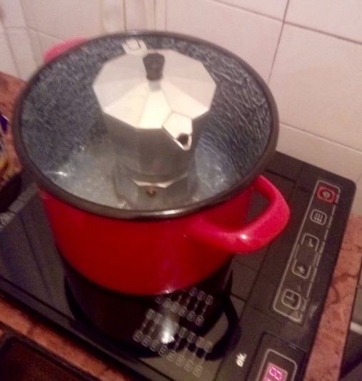 Készül a reggeli kávé