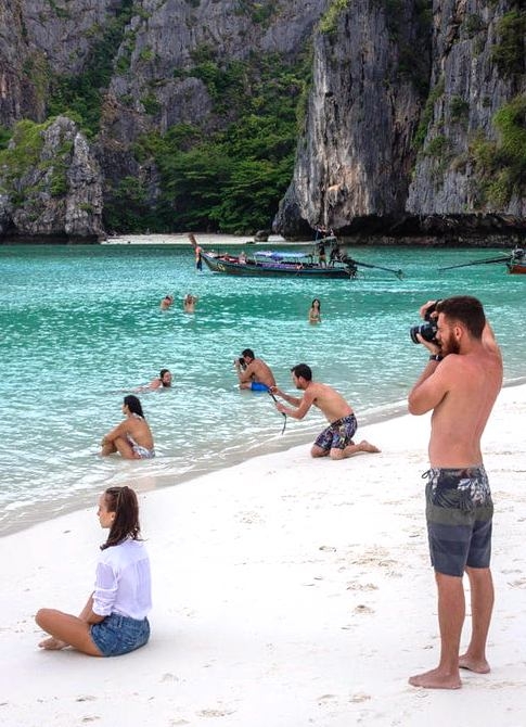 Készülnek a fotók Fészbúkra meg Instára