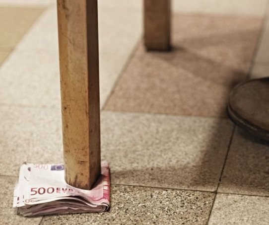 Kicsit billegett, gyorsan megigazította