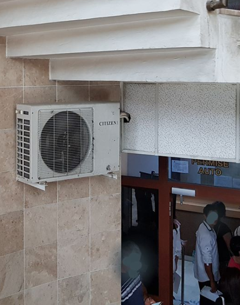 Amíg álldogálsz a folyóson, legalább nem fázól meg :P