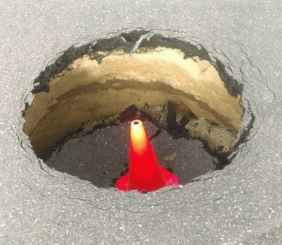 Béla! Tegyél ki egy bóját, ahhoz a nagy kátyúhoz