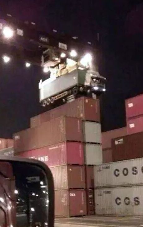 Amikor a kamionos elfelejti leoldani a konténert