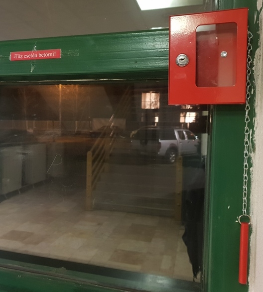 Tűz esetén betörni!