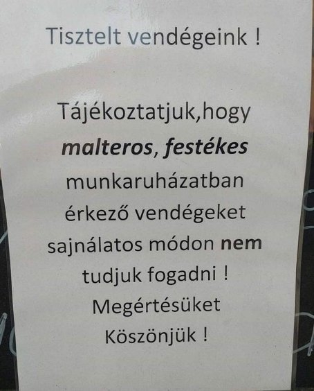 Egy étterem bejáratánál fotózták