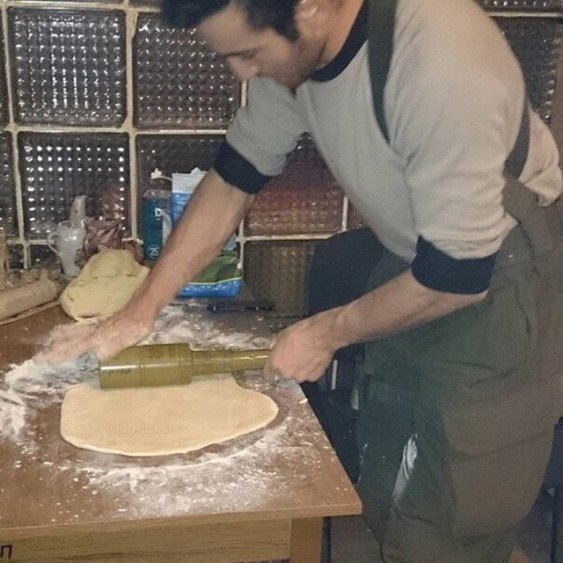 Ma Igor fog sütni-főzni otthon...