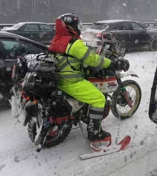 Ő télen is húzza a bajszát