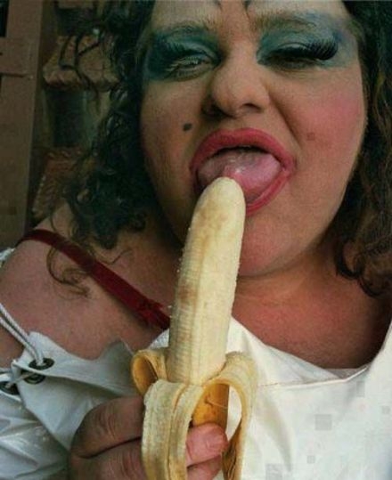 Erekciód van, szépfiú? Meg ne mozdulj!