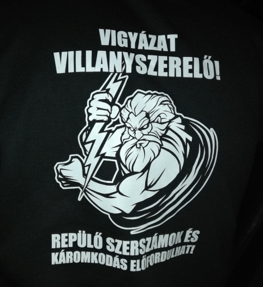 Egy igazi szakembör, ilyen pólóban nyomja