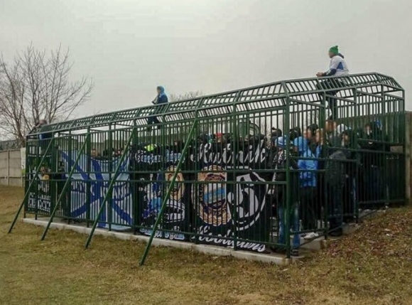 A vendég szurkolók helye egy focimeccsen...