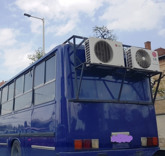 Szerintem régi Ikarusba nem lehet már utólag légkondit szerelni...