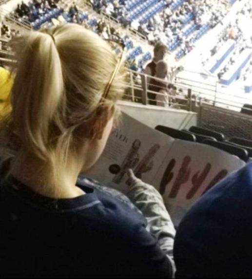 Unta a szöszi a kosármeccset...