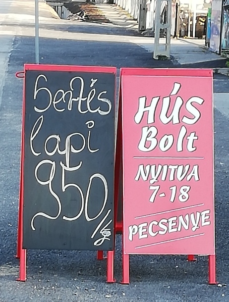 Egy érdi hentesbolt előtt fotózták a nap ajánlatát