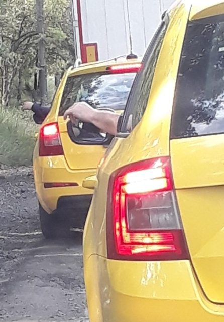 Egyen cigizes a budapesti dugóban